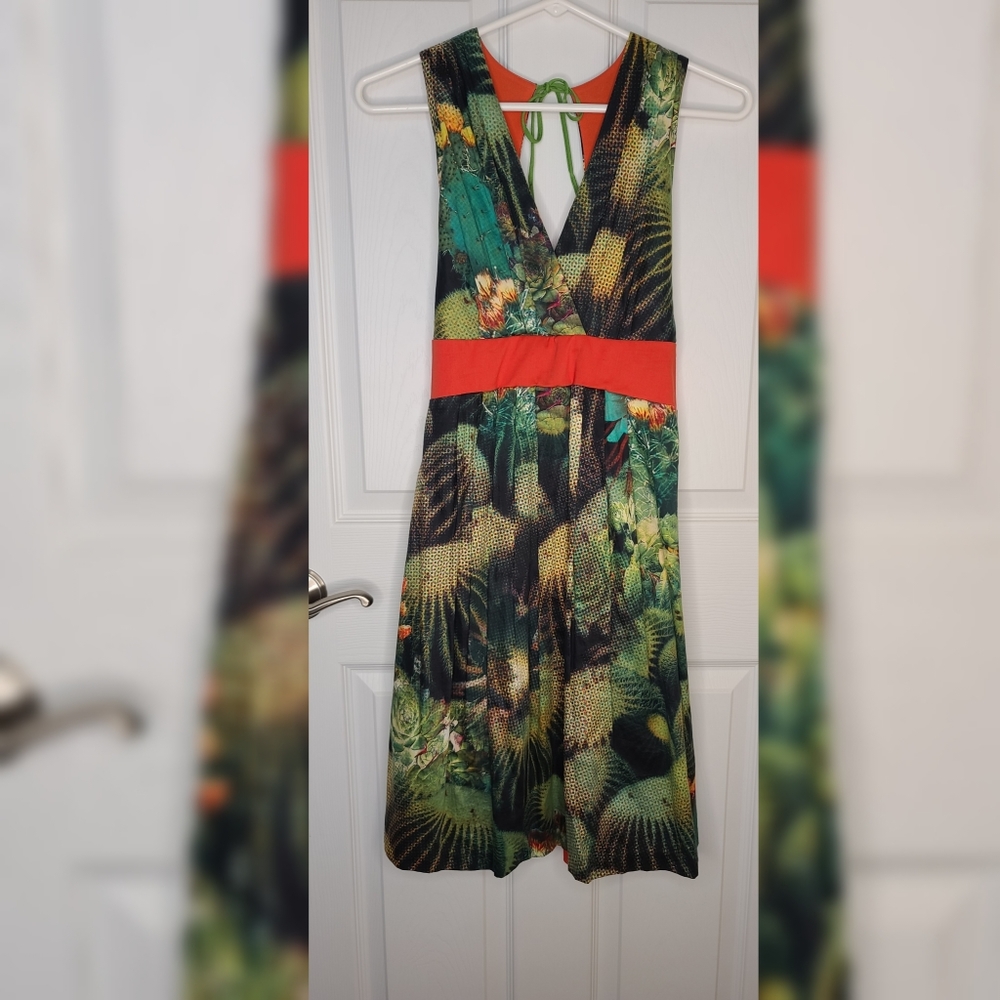 Eva Franco  V Neck Open Back Pleated Abstract Dress Size 6